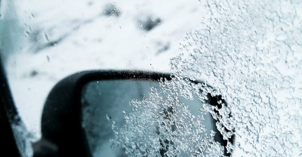как да не ни замръзват стъклата на колата